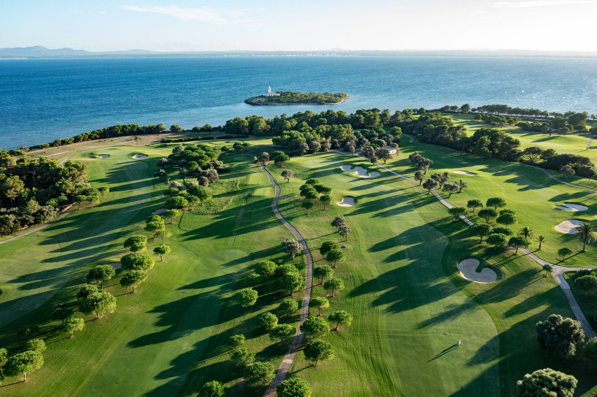Calles de Club de Golf Alcanada junto al mar, en Mallorca