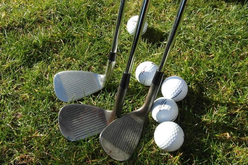 Cómo dar efecto backspin a la bola de golf (y cuándo no deberías intentarlo)