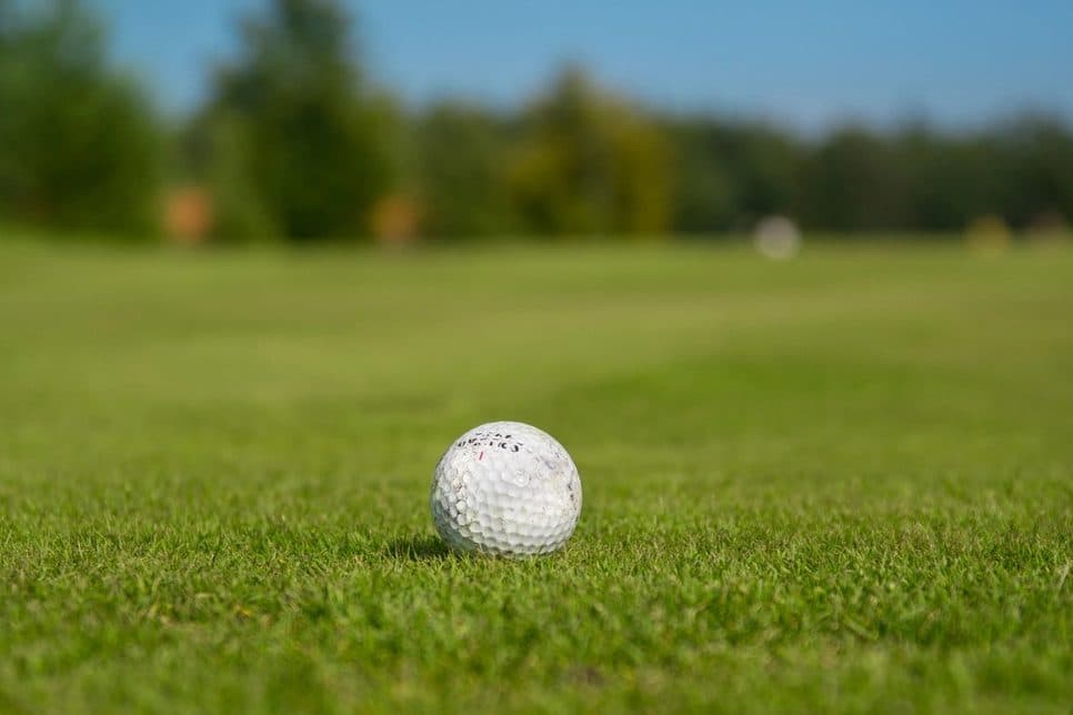 Dispersión en golf: por qué apuntar a bandera te está costando golpes