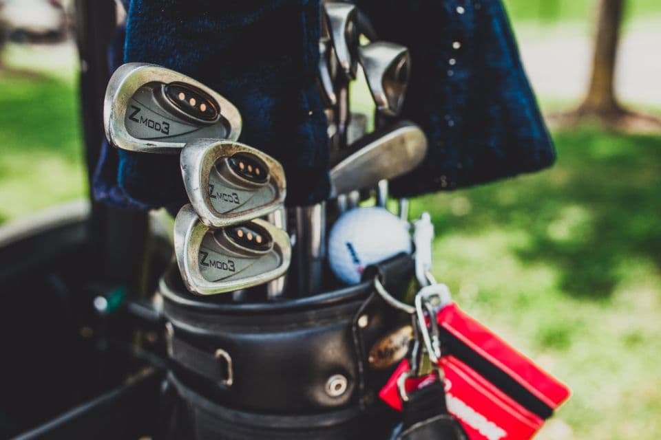 Accesorios de golf imprescindibles: qué llevar y qué te están vendiendo de más