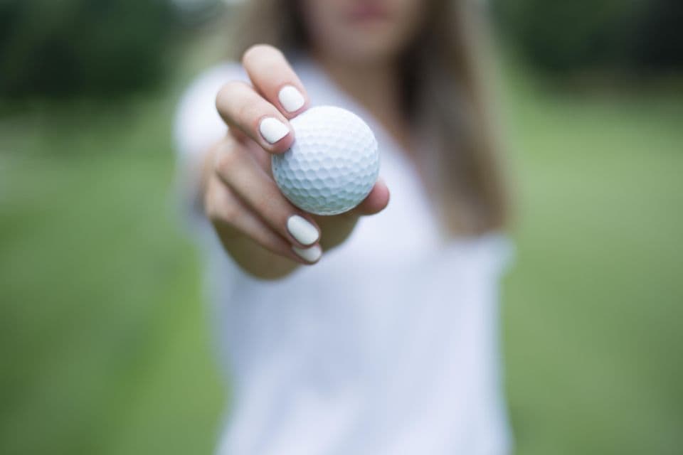 How to take a drop in golf, step by step: knee height, relief area and errors