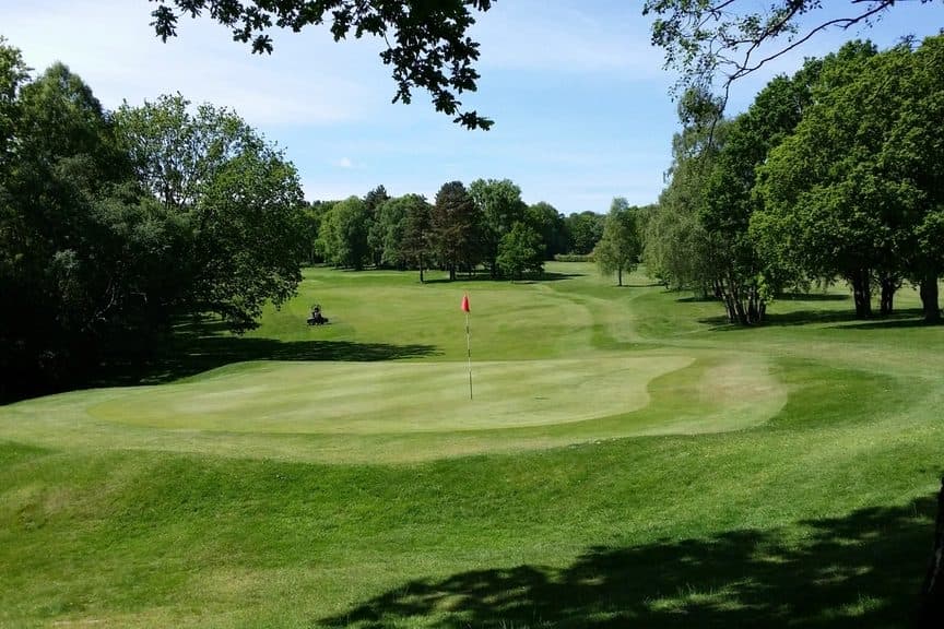 Mejores campos para empezar a jugar al golf en España