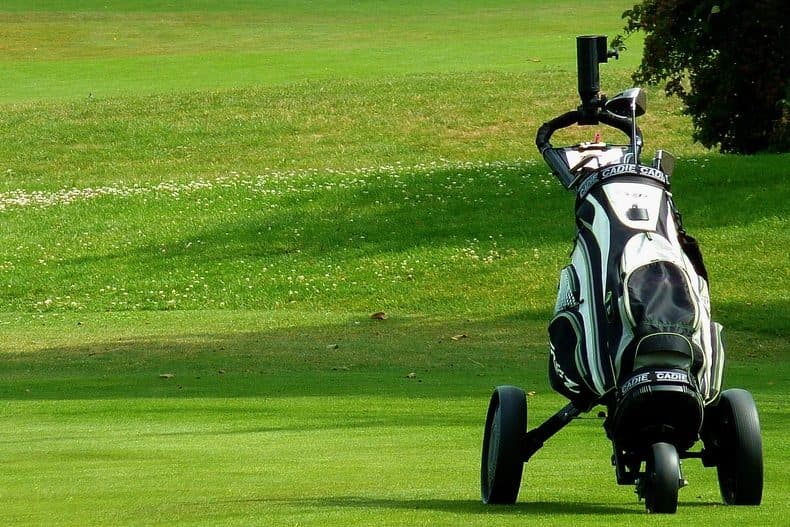 Qué palos necesitas para empezar a jugar al golf (y cuáles te sobran)